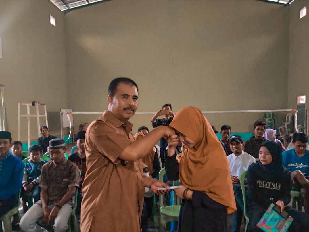 Kades Mekarlaksana Memberikan apresiasi Untuk anak Berprestasi